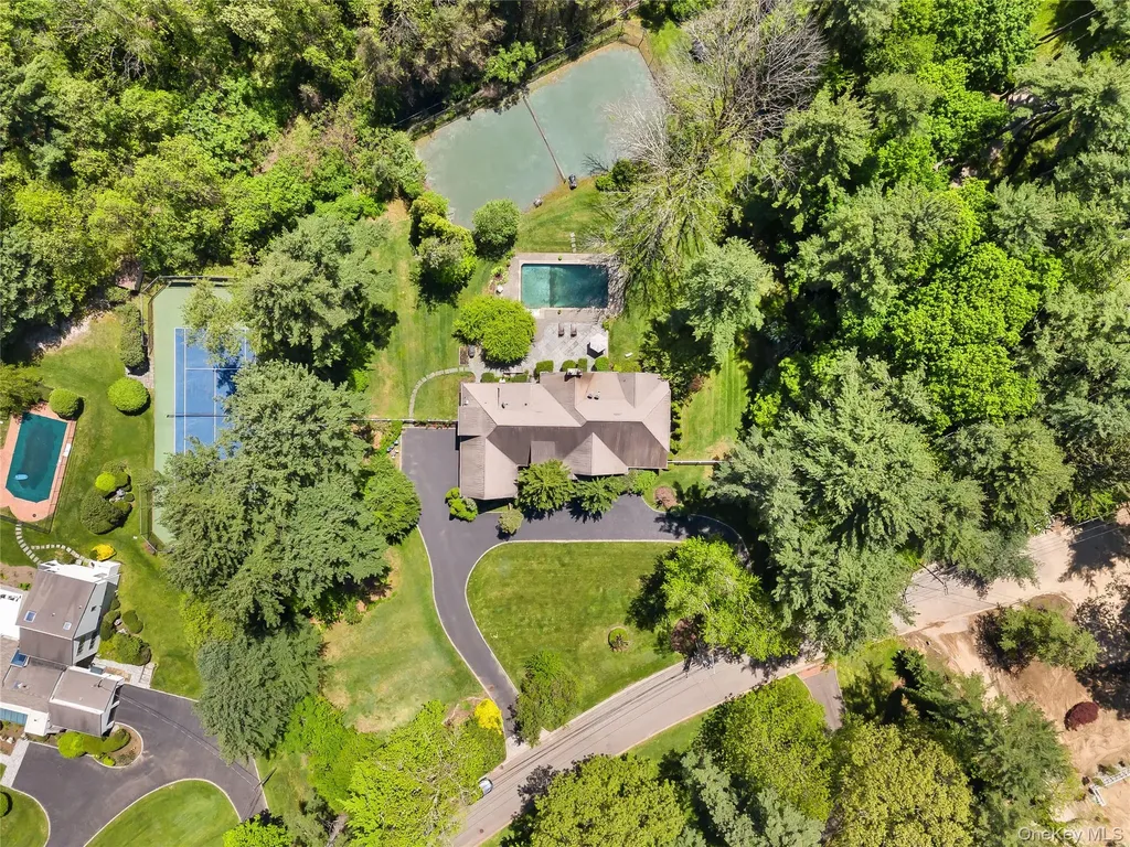 47 Valley Road Old Westbury NY 11568