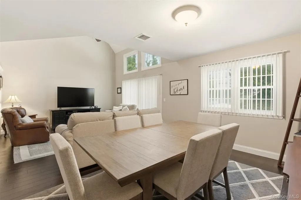 11 Indian Trace Kings Park NY 11754
