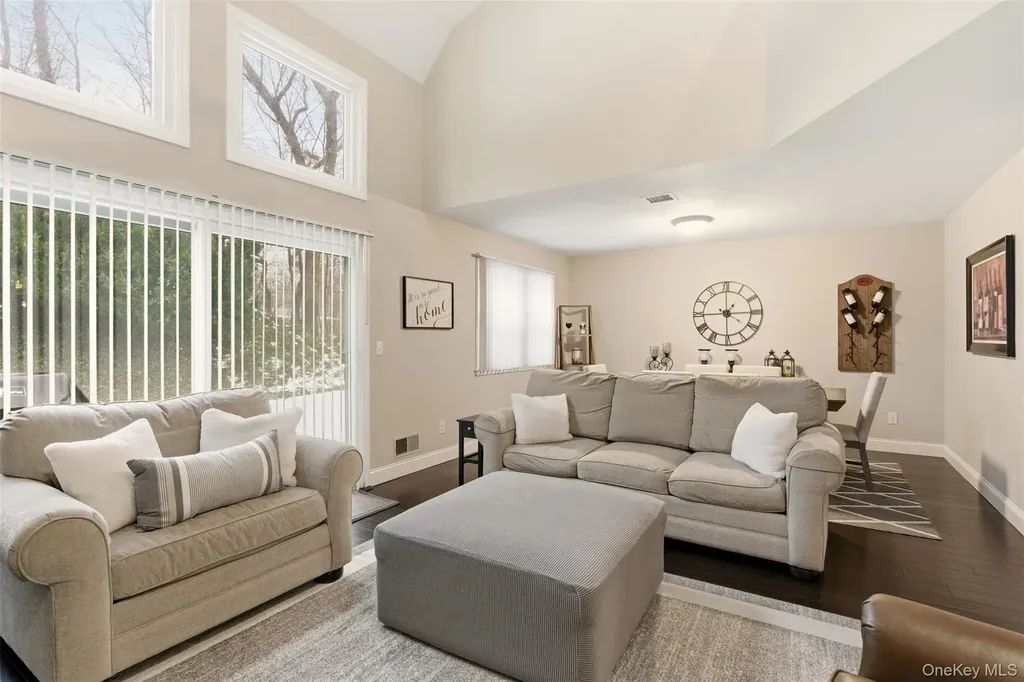 11 Indian Trace Kings Park NY 11754