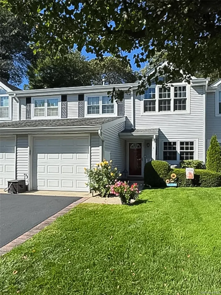 11 Indian Trace Kings Park NY 11754