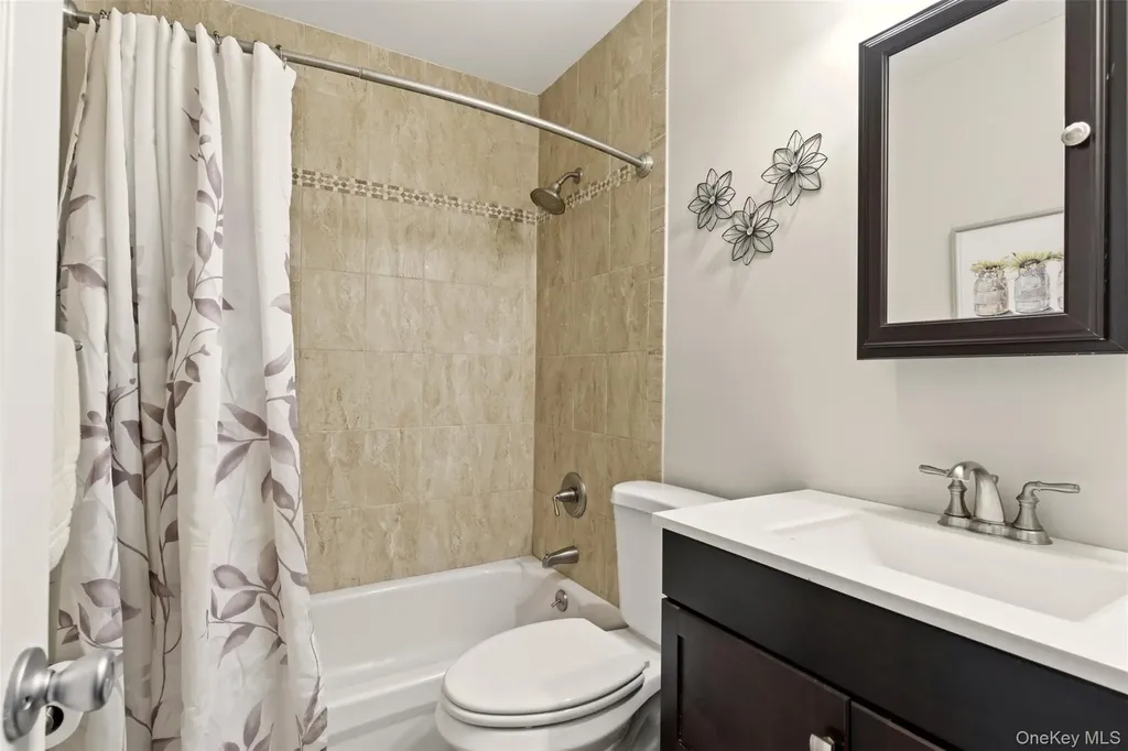 11 Indian Trace Kings Park NY 11754