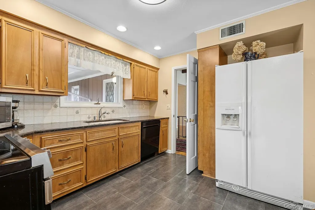 41 Spring Hollow Road Centerport NY 11721