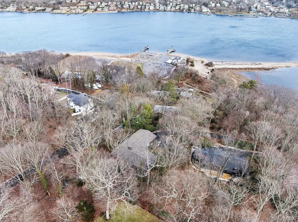 41 Spring Hollow Road Centerport NY 11721