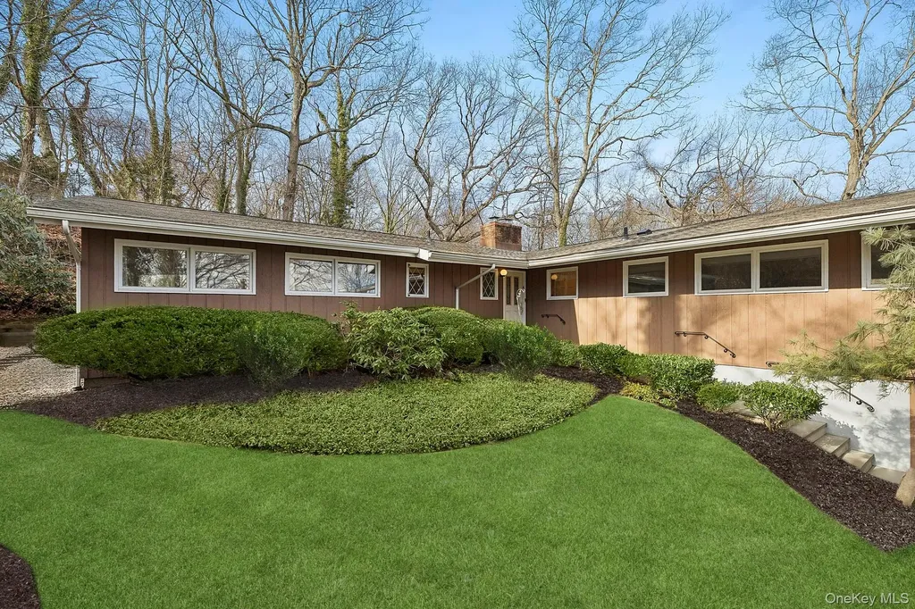 41 Spring Hollow Road Centerport NY 11721