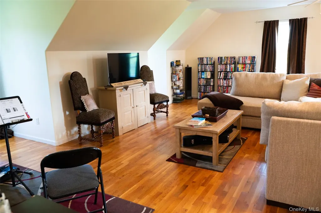 7 Victorian Court Milton NY 12547