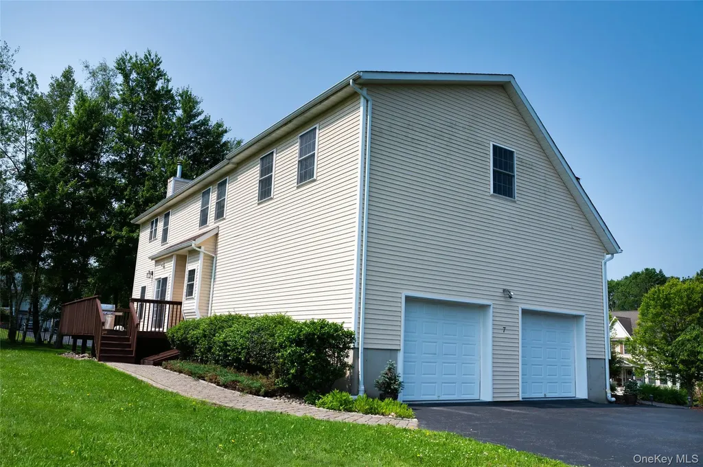 7 Victorian Court Milton NY 12547