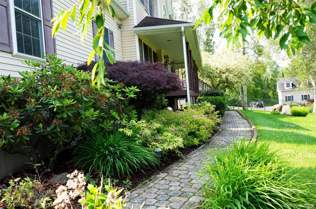 7 Victorian Court Milton NY 12547