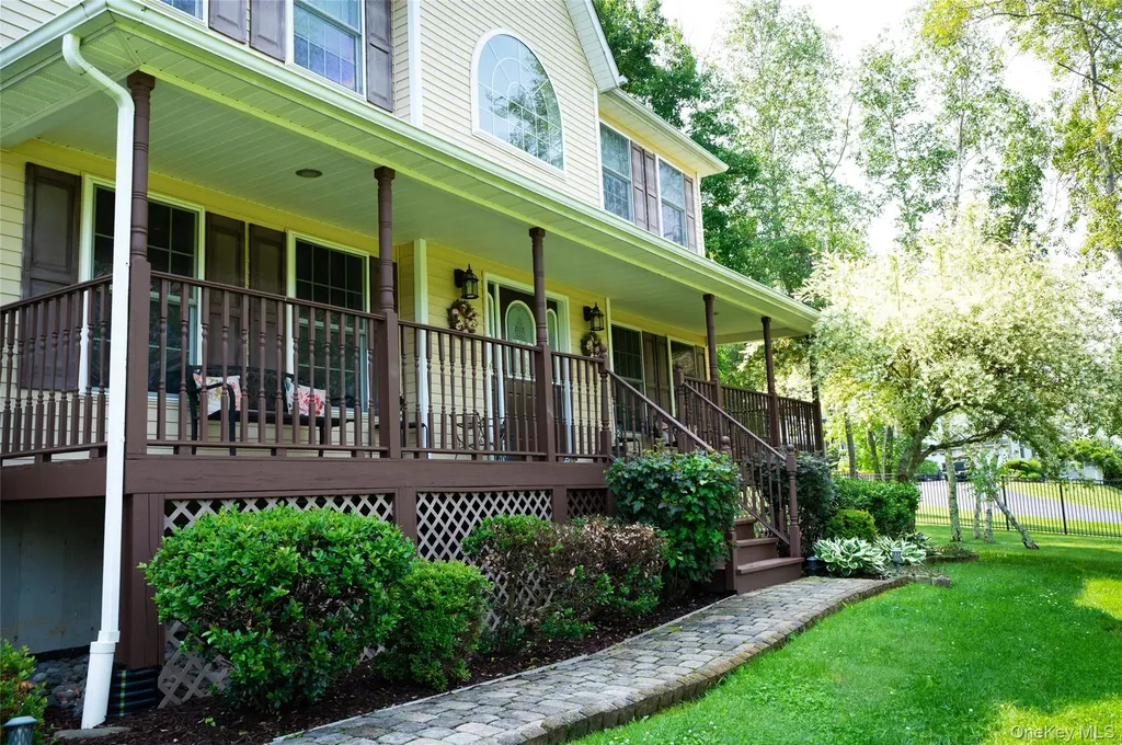 7 Victorian Court Milton NY 12547