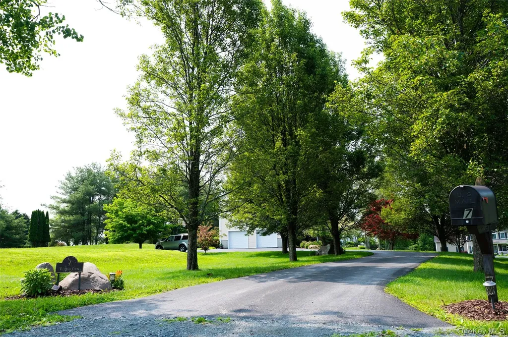 7 Victorian Court Milton NY 12547