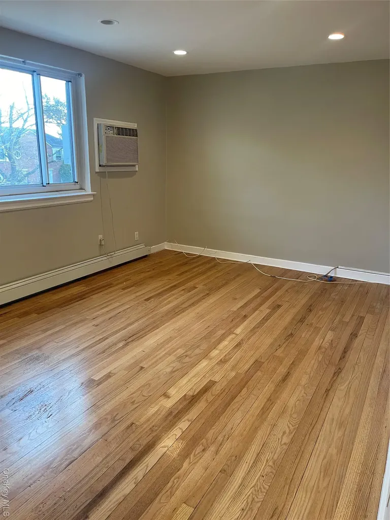 26007 Langston Glen Oaks NY 11004