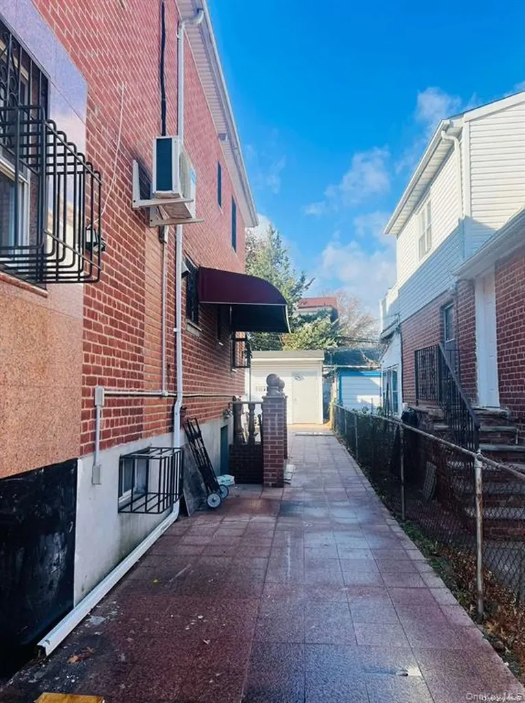 43-44 195th Street Flushing NY 11358