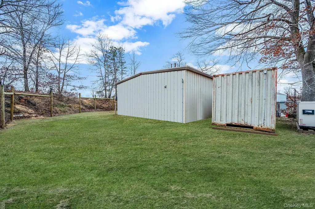 1807 Middle Road Calverton NY 11933