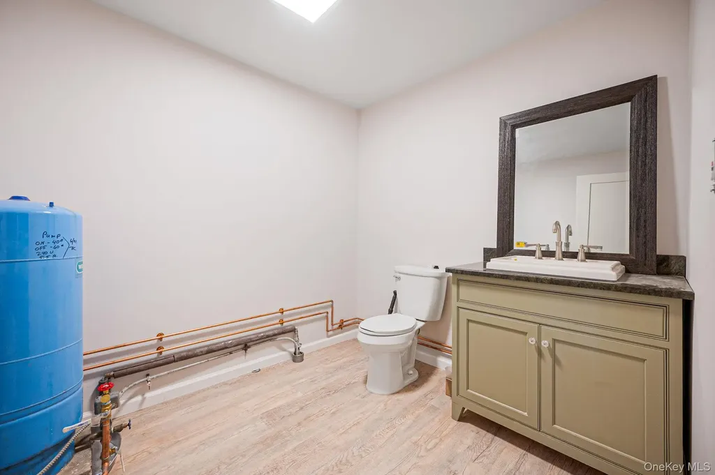 1807 Middle Road Calverton NY 11933