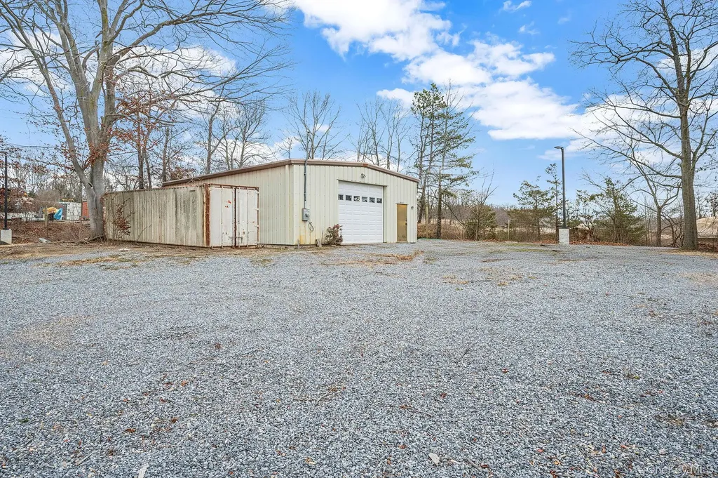 1807 Middle Road Calverton NY 11933