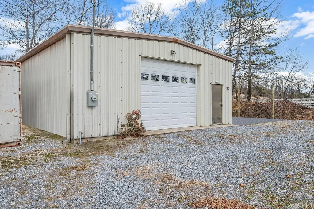 1807 Middle Road Calverton NY 11933