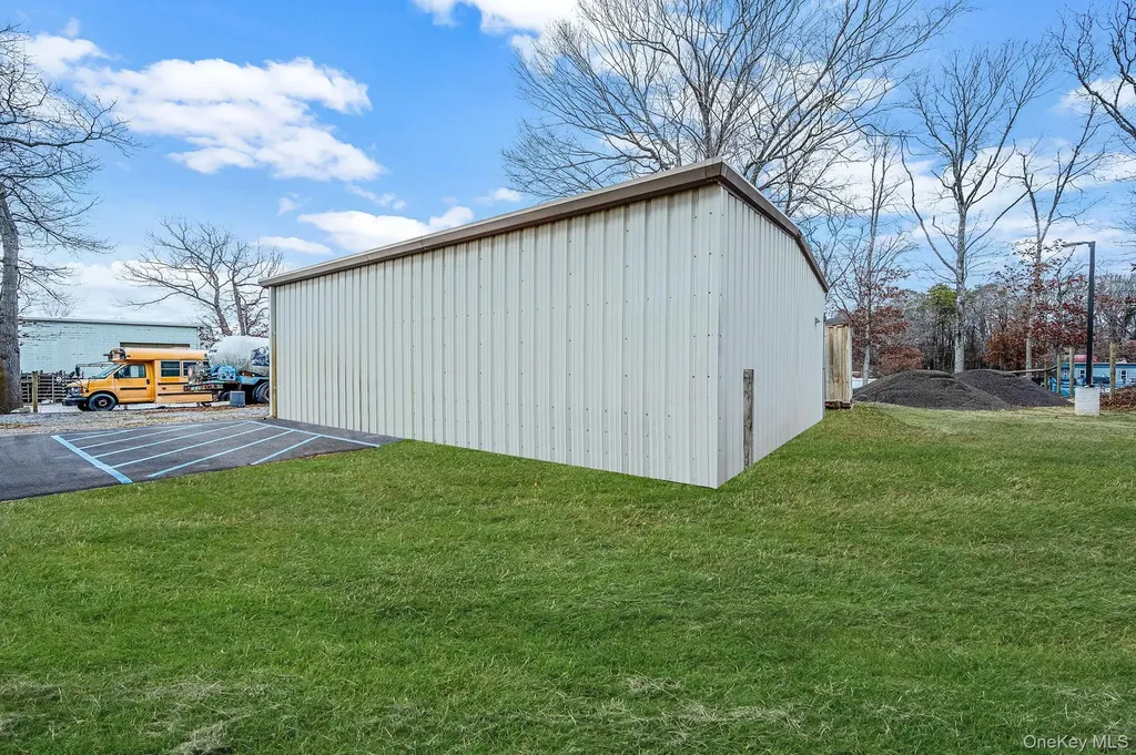 1807 Middle Road Calverton NY 11933