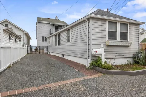 19 Pine Lane Bayville NY 11709