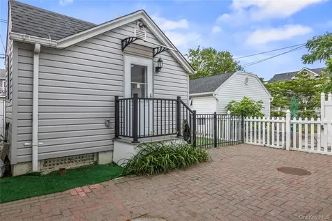 19 Pine Lane Bayville NY 11709