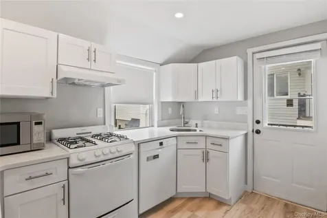 19 Pine Lane Bayville NY 11709