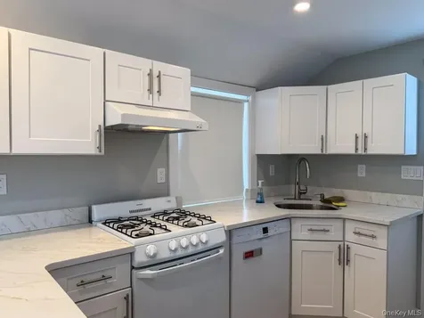 19 Pine Lane Bayville NY 11709