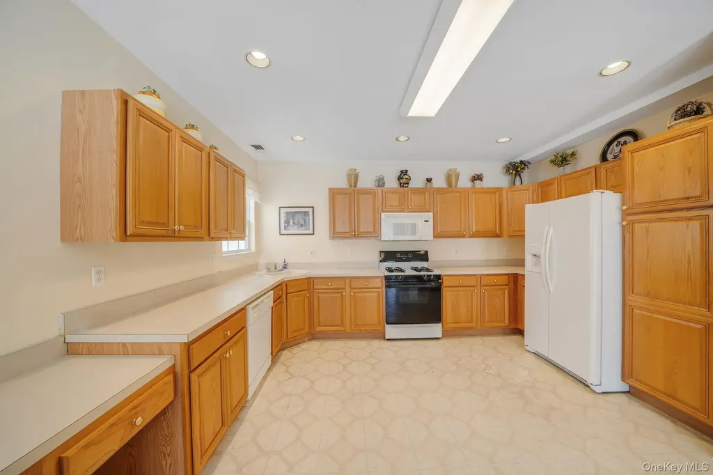 48 Kate Circle Middle Island NY 11953