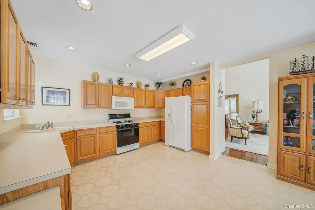 48 Kate Circle Middle Island NY 11953
