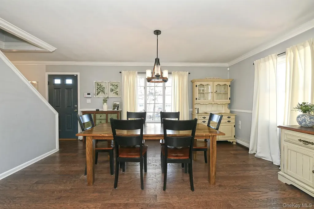 40 Knoll Lane Levittown NY 11756
