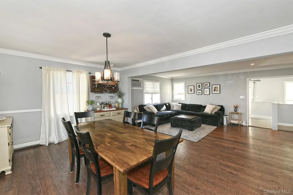 40 Knoll Lane Levittown NY 11756