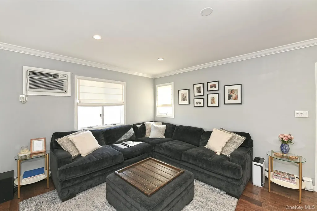 40 Knoll Lane Levittown NY 11756