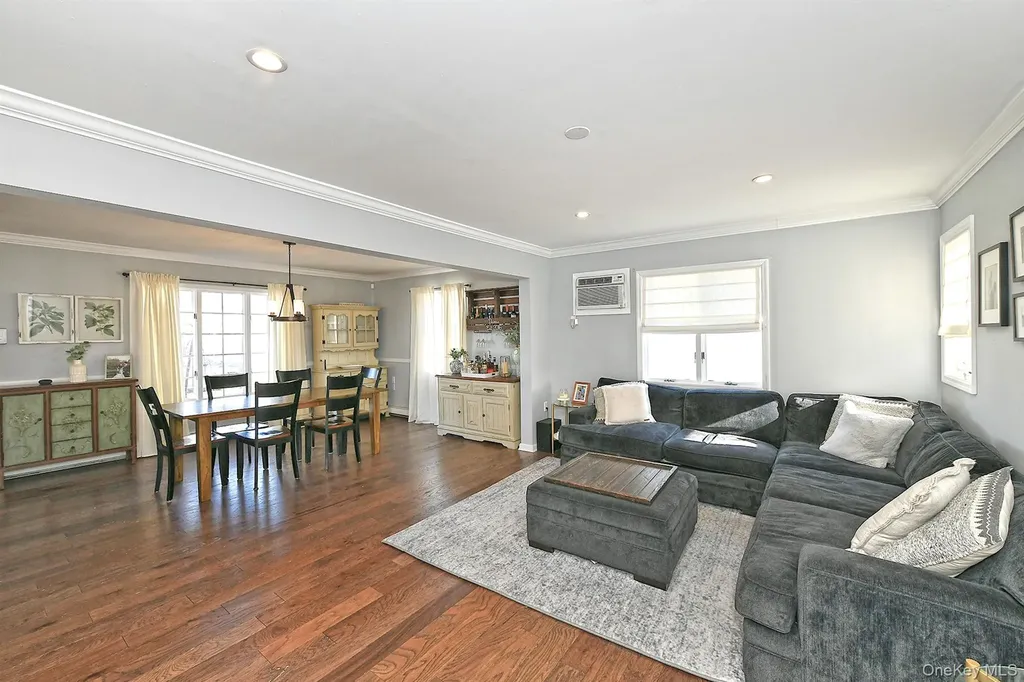 40 Knoll Lane Levittown NY 11756