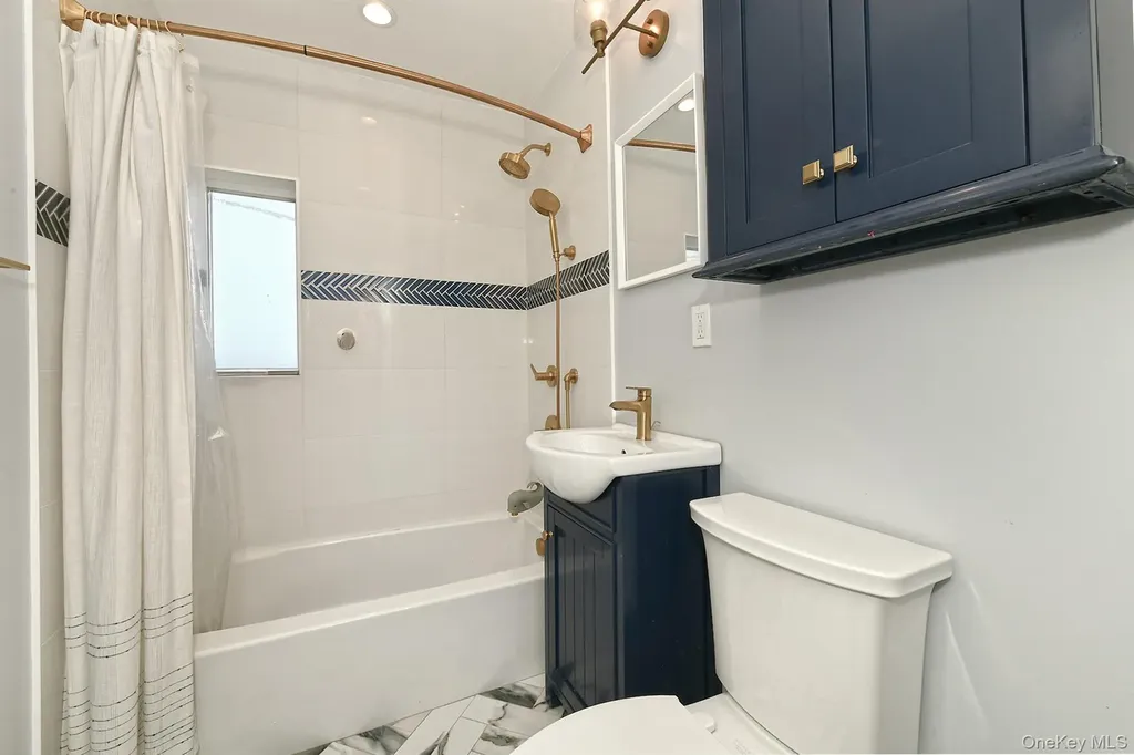 40 Knoll Lane Levittown NY 11756