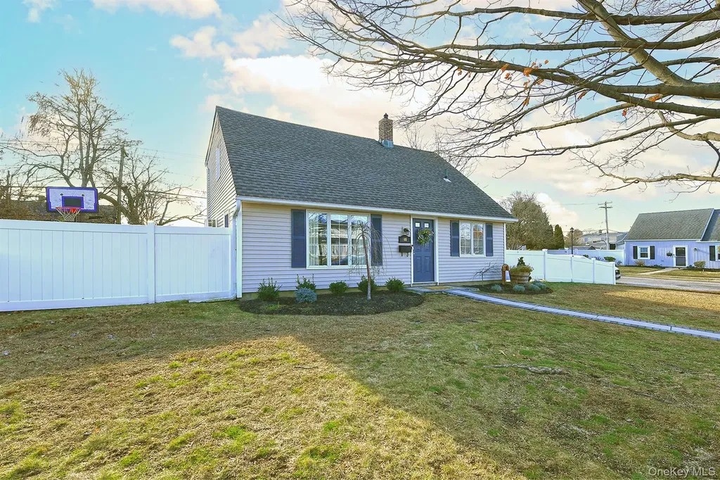 40 Knoll Lane Levittown NY 11756