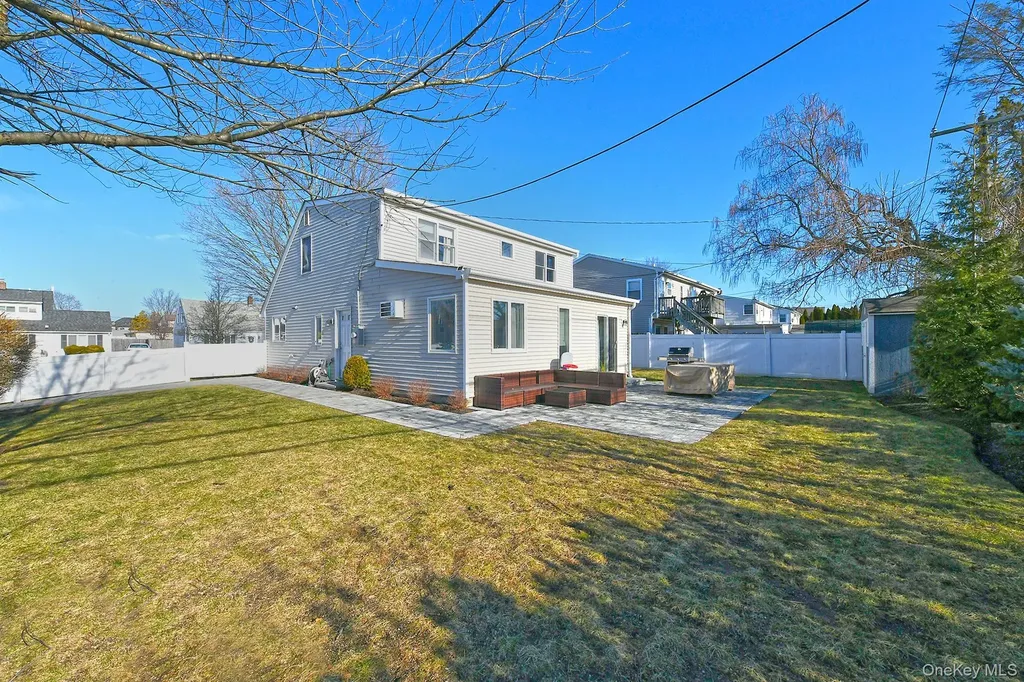 40 Knoll Lane Levittown NY 11756