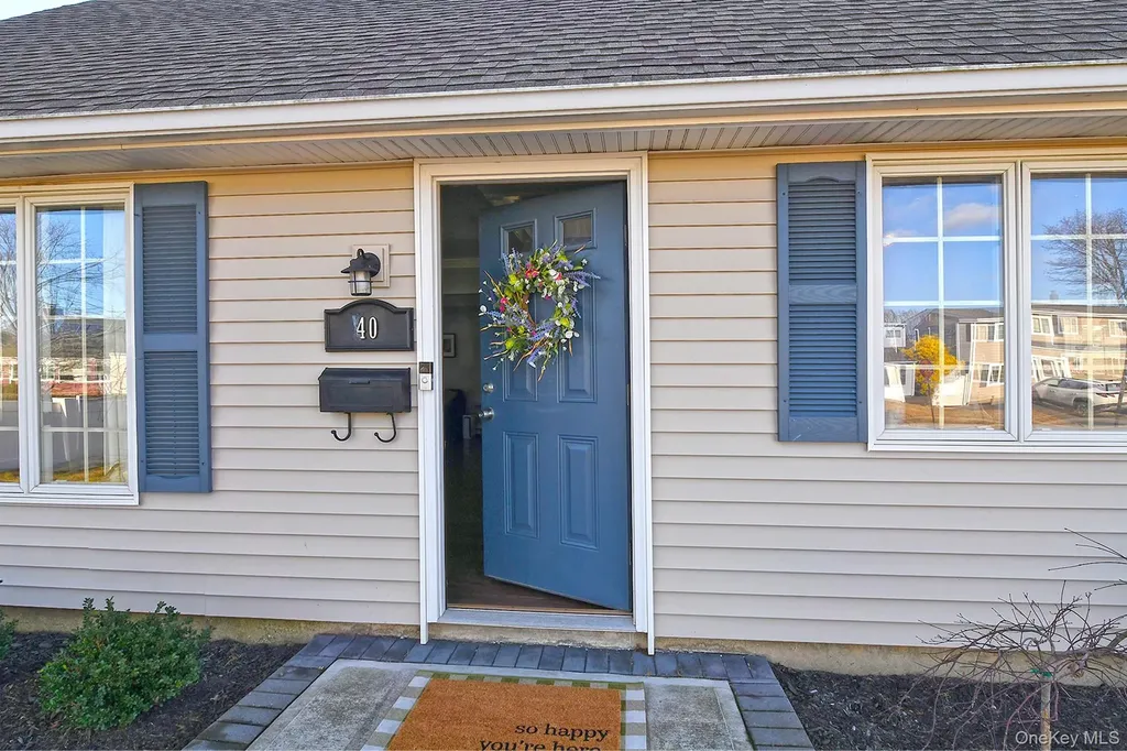 40 Knoll Lane Levittown NY 11756