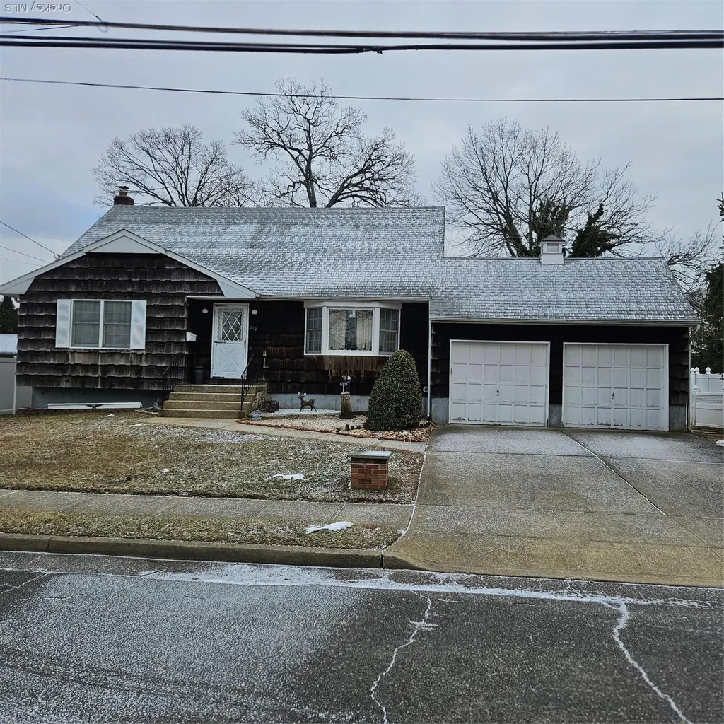 210 S 9th Street Lindenhurst NY 11757