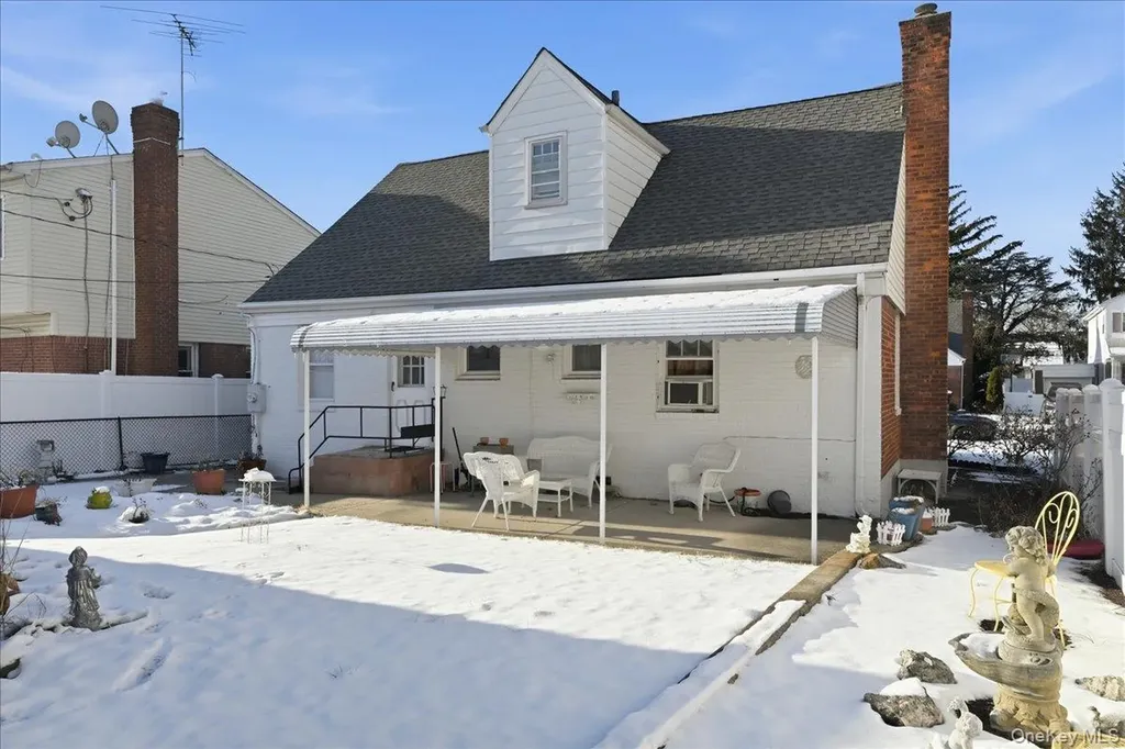 38 Irving Lane New Hyde Park NY 11040