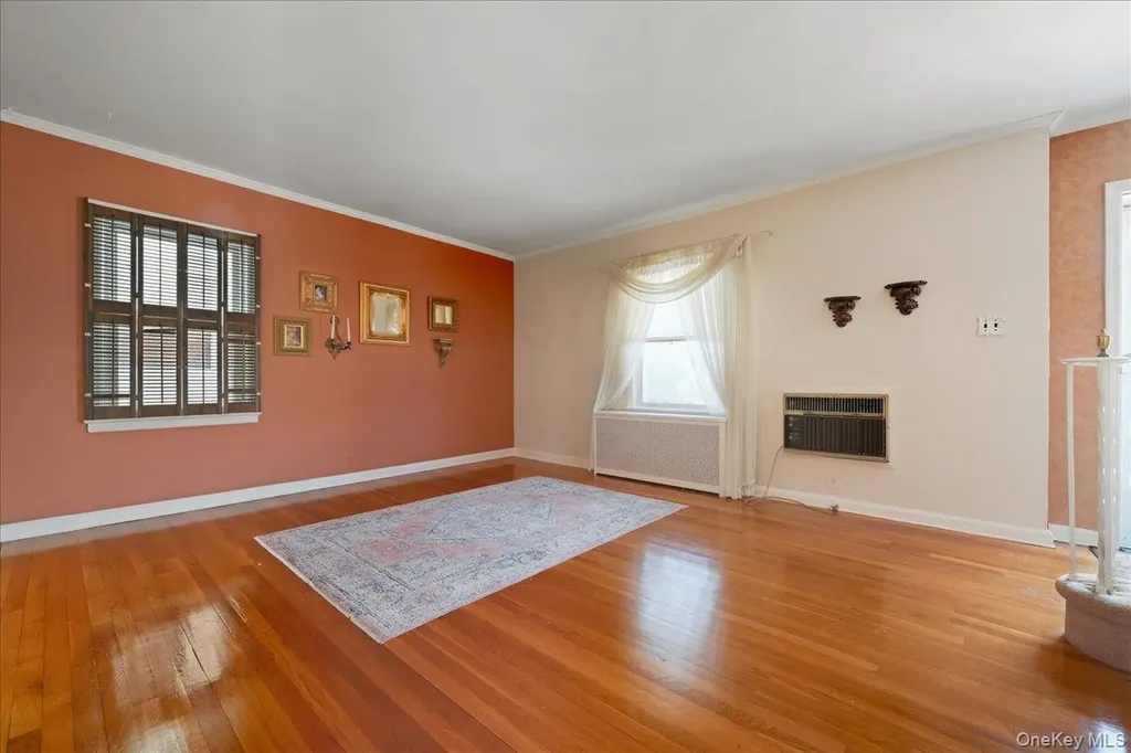 38 Irving Lane New Hyde Park NY 11040