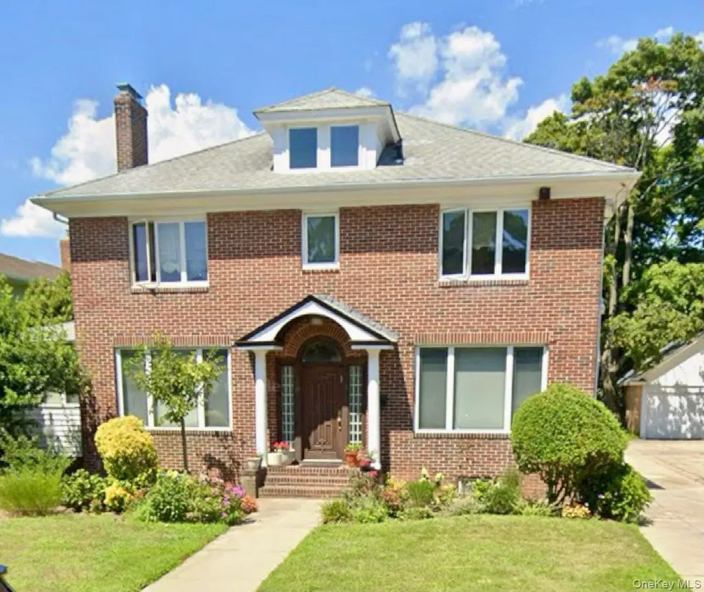 128 Hards Lane Lawrence NY 11559