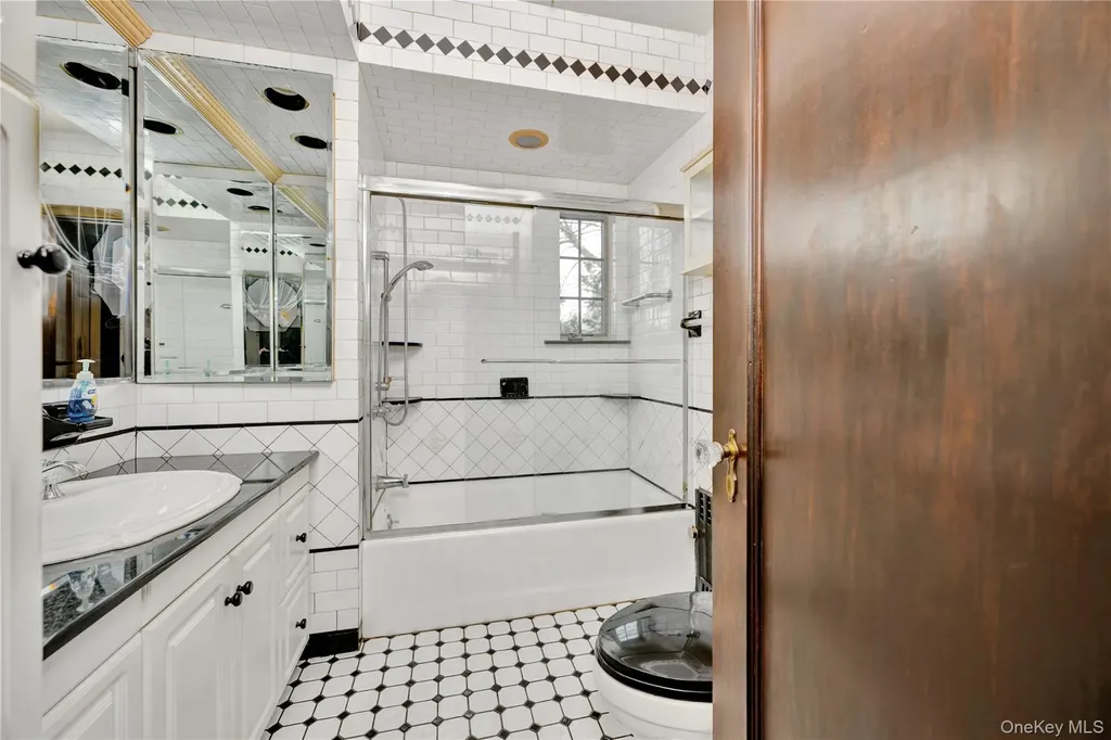 164-04 33rd Avenue Flushing NY 11358