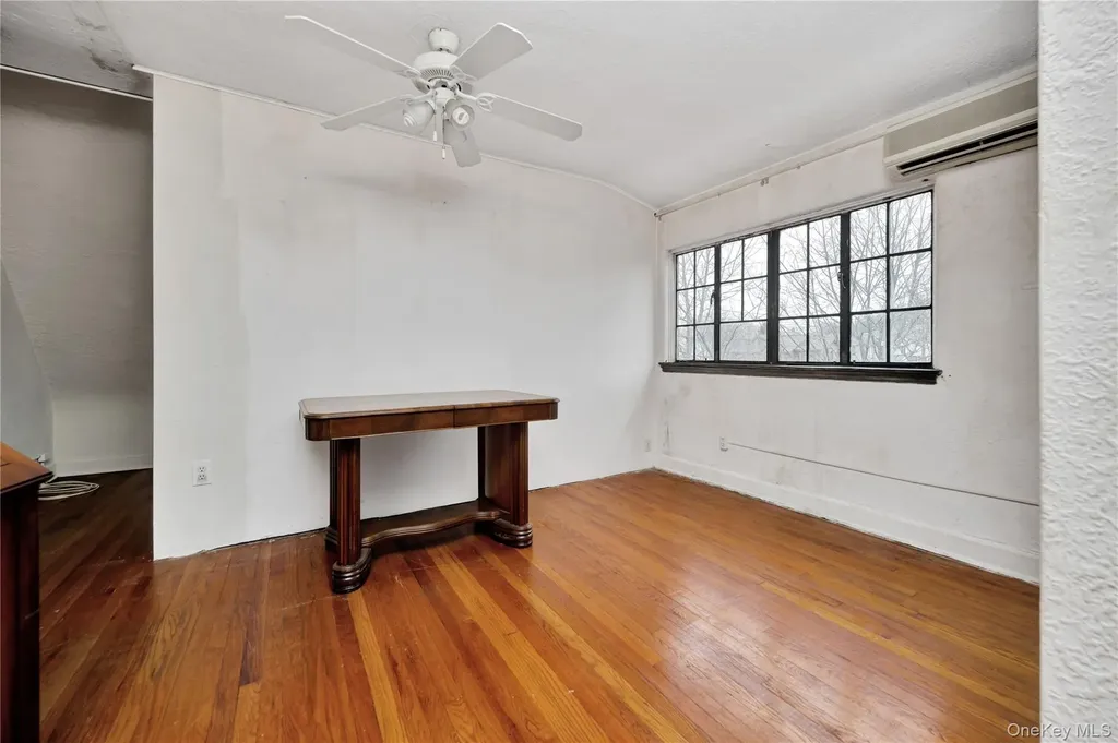 164-04 33rd Avenue Flushing NY 11358