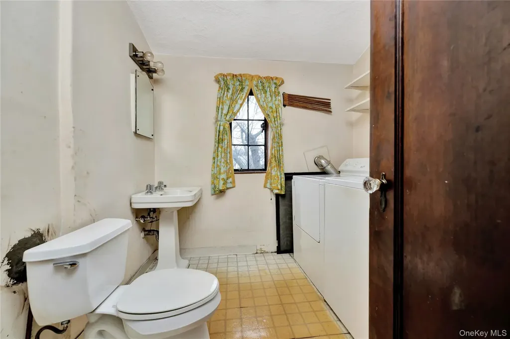 164-04 33rd Avenue Flushing NY 11358