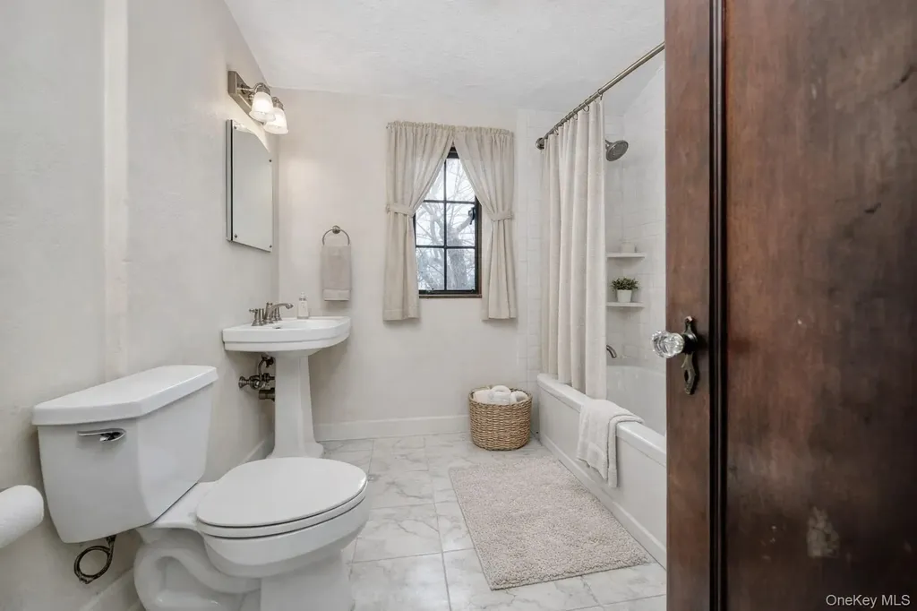 164-04 33rd Avenue Flushing NY 11358