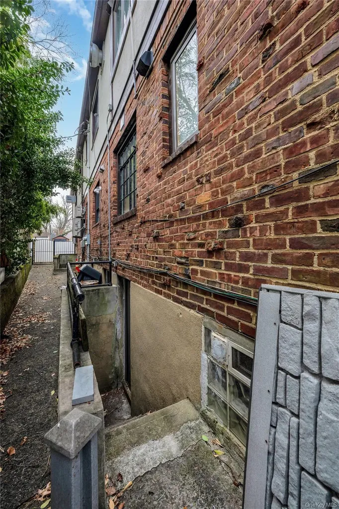 164-04 33rd Avenue Flushing NY 11358