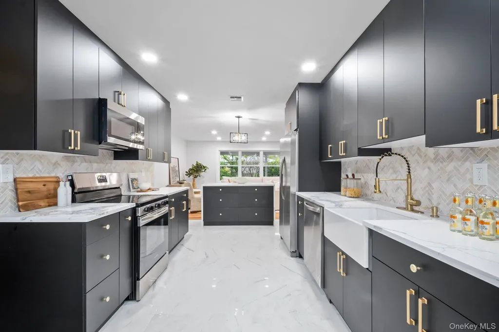 282 Vanderbilt Boulevard Oakdale NY 11769