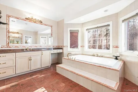 3 Vandalay Court Scarsdale NY 10583