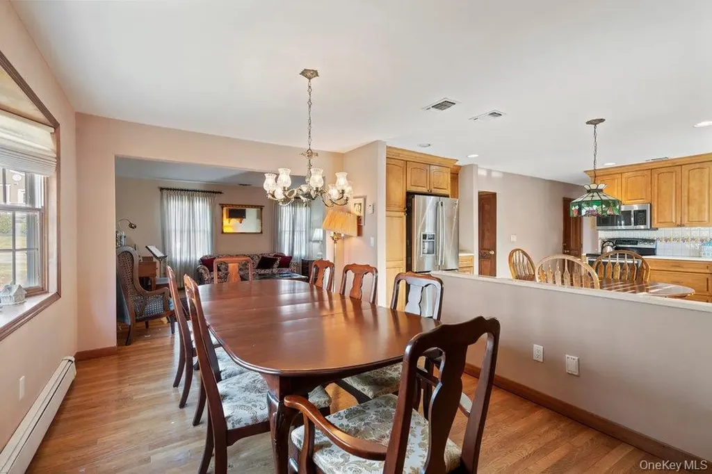 18 Barry Lane Syosset NY 11791