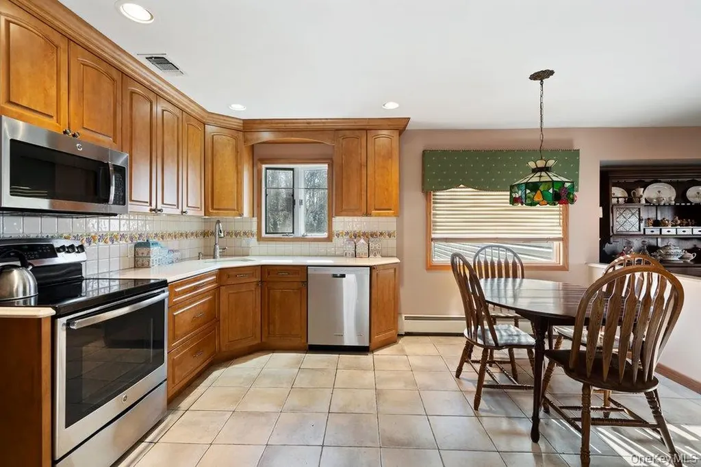 18 Barry Lane Syosset NY 11791