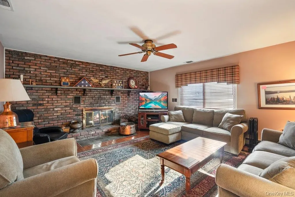 18 Barry Lane Syosset NY 11791
