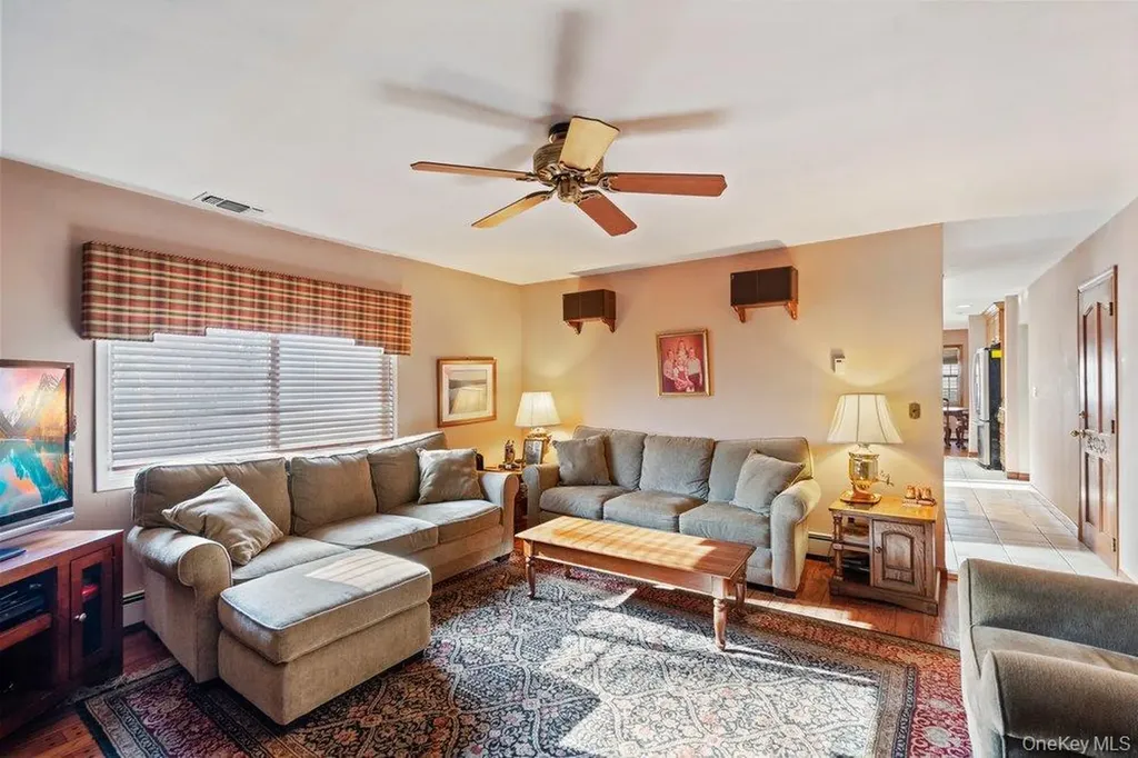 18 Barry Lane Syosset NY 11791