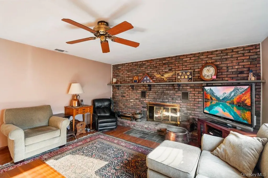18 Barry Lane Syosset NY 11791